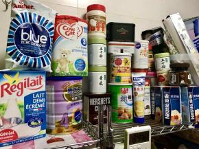 插播一下提前准备工作，溶豆是没有蛋白稳定剂添加的，所以做的过程轻柔而快速，避免蛋白消泡，所以像，烤盘加油布或者硅胶垫，裱花袋装裱花嘴套在杯子上，这些工作提前准备好，再说一下奶粉，用婴儿或者幼儿奶粉，我不是宝妈，所以对于几段是没有概念的，婴儿奶粉即可，图中两款奶粉宝妈们应该都认识，一个是婴儿一个是幼儿，这两种都还行，我做出来是没问题的，左边两款成人奶粉，是不行的哦。