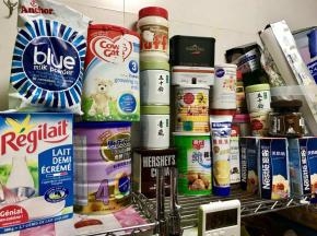 插播一下提前准备工作，溶豆是没有蛋白稳定剂添加的，所以做的过程轻柔而快速，避免蛋白消泡，所以像，烤盘加油布或者硅胶垫，裱花袋装裱花嘴套在杯子上，这些工作提前准备好，再说一下奶粉，用婴儿或者幼儿奶粉，我不是宝妈，所以对于几段是没有概念的，婴儿奶粉即可，图中两款奶粉宝妈们应该都认识，一个是婴儿一个是幼儿，这两种都还行，我做出来是没问题的，左边两款成人奶粉，是不行的哦。