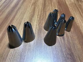 众多花嘴试用后脱颖而出的是左边两枚，三能的7092和7082，也就是中等大小的6齿和8齿，今天用7082来挤，也可以用樱花的花嘴，如果是特别小的小朋友，可以选择小樱花的花嘴去挤。