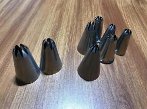 众多花嘴试用后脱颖而出的是左边两枚，三能的7092和7082，也就是中等大小的6齿和8齿，今天用7082来挤，也可以用樱花的花嘴，如果是特别小的小朋友，可以选择小樱花的花嘴去挤。