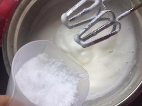 蛋清蛋黄分离，蛋清里滴入几滴柠檬汁用打蛋器打发蛋清，然后分3次加入木糖醇用打蛋器打发蛋白霜