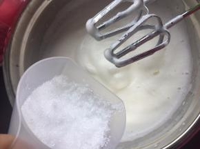 蛋清蛋黄分离，蛋清里滴入几滴柠檬汁用打蛋器打发蛋清，然后分3次加入木糖醇用打蛋器打发蛋白霜