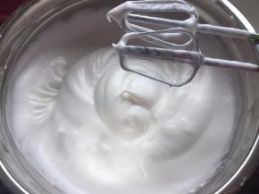 第三次加入木糖醇和玉米淀粉一起加入，用打蛋器打至硬性发泡，容器壁的要用刮刀刮入一起打发