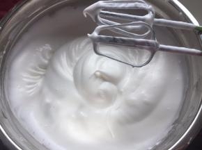 第三次加入木糖醇和玉米淀粉一起加入，用打蛋器打至硬性发泡，容器壁的要用刮刀刮入一起打发