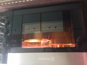 然后将搅拌均匀的蛋糕糊倒入剩余蛋白霜中用刮刀切拌均匀，烤箱预热，然后将搅拌好的蛋糕糊距离容器20厘米处倒入容器中，再离桌面10厘米处震泡两次，放入烤箱中层上下火175摄氏度烤40分钟