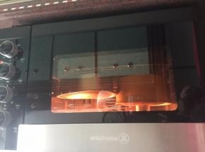 然后将搅拌均匀的蛋糕糊倒入剩余蛋白霜中用刮刀切拌均匀，烤箱预热，然后将搅拌好的蛋糕糊距离容器20厘米处倒入容器中，再离桌面10厘米处震泡两次，放入烤箱中层上下火175摄氏度烤40分钟