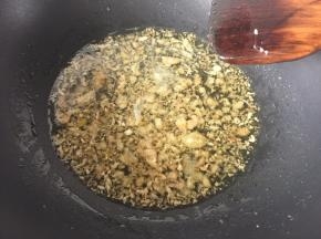 爆香，不要爆太过了，金黄色即可