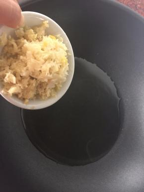 锅里热油后倒入姜蒜蓉