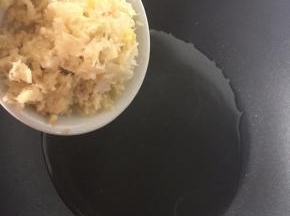 锅里热油后倒入姜蒜蓉