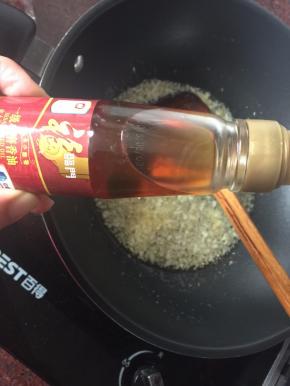 然后加入盐和芝麻香油