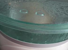 鸡腿肉洗净后放入蒸熟