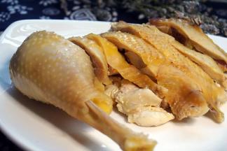 放凉后，鸡肉斩块