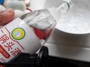 把高度白酒倒入碗里