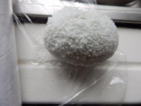 蛋上全部沾上盐