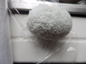 蛋上全部沾上盐