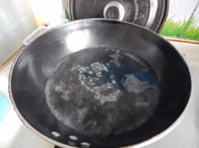 锅里加入水加入盐烧开