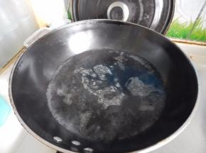 锅里加入水加入盐烧开