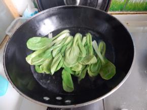 水开后加入清菜烫熟