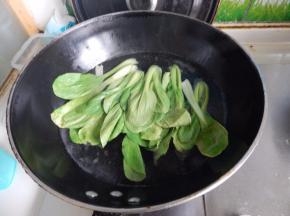 水开后加入清菜烫熟
