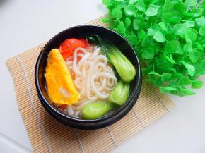 然后装盘里，在加入煎好的鸡蛋