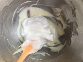 取出一部分约三分之一的蛋白加入酸奶糊中，动作轻柔，打的到位的蛋白非常容易就混合了。