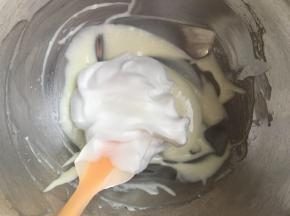 取出一部分约三分之一的蛋白加入酸奶糊中，动作轻柔，打的到位的蛋白非常容易就混合了。