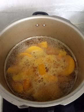 大火煮沸，用勺撇去浮沫，煮五分钟