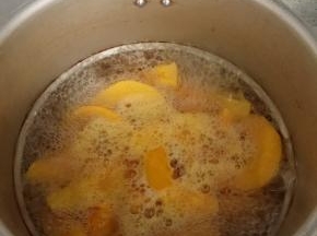 大火煮沸，用勺撇去浮沫，煮五分钟