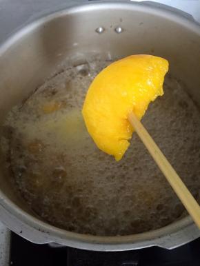 筷子可以轻松搞定，如果喜欢硬一点，五分钟就可以了，喜欢软一点可以时间延长一会