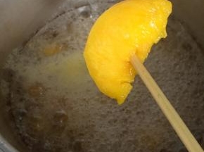 筷子可以轻松搞定，如果喜欢硬一点，五分钟就可以了，喜欢软一点可以时间延长一会