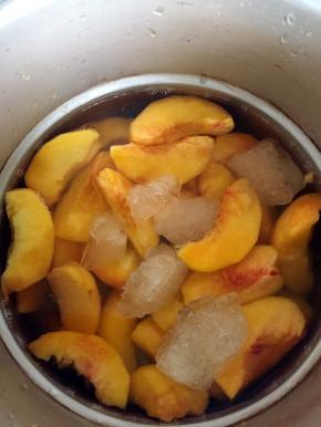 放入冰糖加入清水，一定要没过桃肉