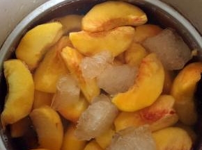 放入冰糖加入清水，一定要没过桃肉