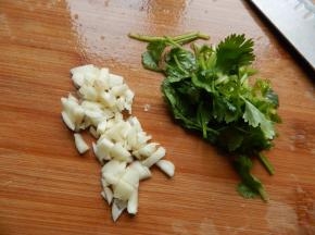 香菜及蒜准备好