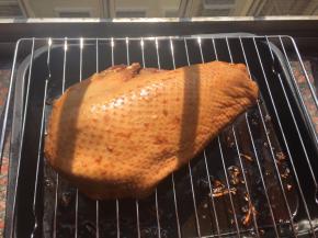 腌制好后将鹅身上的姜蒜抹去，放在阳台通风处风干皮面