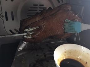 烤40分钟后将蜜汁刷在鹅上，中间多刷几次，并且开热风