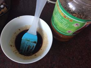 用腌制鹅的酱汁取1勺蜂蜜调匀