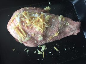 鹅洗净，姜切丝、蒜压成泥放在鹅上，撒上盐