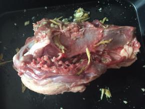 将芝麻香油淋在鹅上，和鹅上的姜蒜盐一起抓均