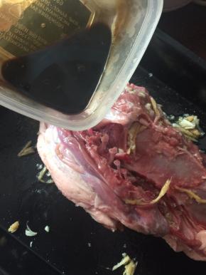 然后将调制好的酱汁倒入鹅上