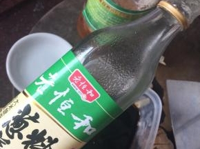 将蜂蜜、生抽、老抽、葱姜料酒、白砂糖、BBQ烧烤酱调成酱汁