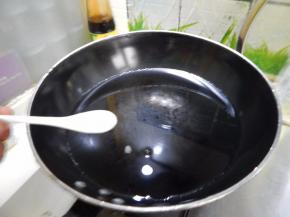 锅里加入水加入盐