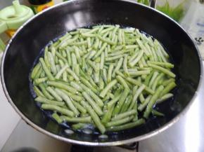 水开后加入豆角煮两分钟