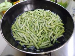 水开后加入豆角煮两分钟