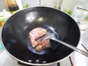 锅加入油加入肉末