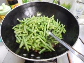 炒好后加入豆角