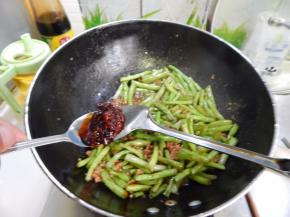 炒匀后加入豆瓣酱