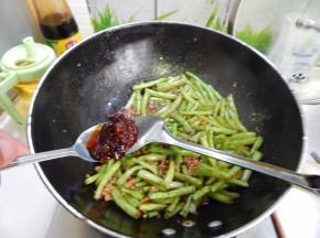 炒匀后加入豆瓣酱