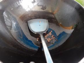 在加入麻椒炸香