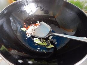 然后加入小葱炒香