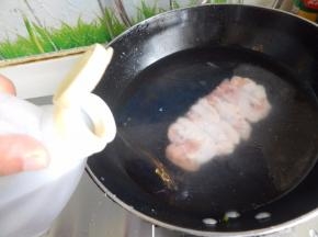 加入锅里加入料酒煮一会